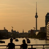 Berliner Fernsehturm und Spree, Berlin TV tower and Spree river